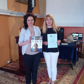Organizatorka konkursu wraz z opiekunką finalistki podczas odbierania nagród i dyplomów