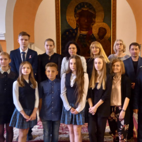 Zdjęcie pamiątkowe finalistów konkursu wraz z organizatorami i opiekunami