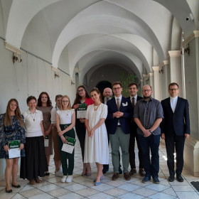 Finaliści konkursu oraz komisja na wspólnym zdjęciu.