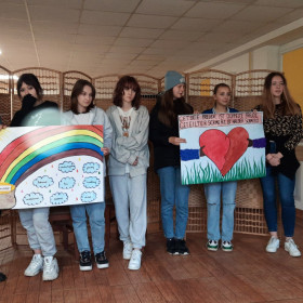 Młodzież prezentuje wykonane plakaty