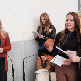 Schola naszej szkoły animuje śpiew