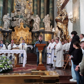 W Bazylice młodzież czyta modlitwę wiernych