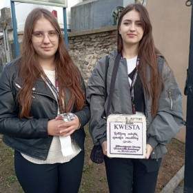 Kwestujące uczennice z klasy IV d i IV f na Cmentarzu Wojskowym w Kielcach