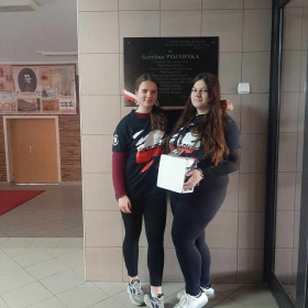 Uczennice z klasy IV c w sztabie kwesty w budynku I LO im . Stefana Żeromskiego