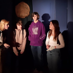 4 osoby rozmawiają na scenie.