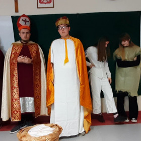 W sali lekcyjnej Mieszko I opowiada swoje dzieje