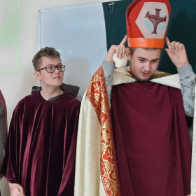 W sali lekcyjnej Dobrawa i Gall Anonim spoglądają na biskupa Jordana