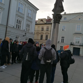 Młodzież przed pomnikiem Piotra Skargi.