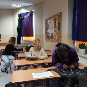 Młodzież przygotowuje salę do spektaklu.