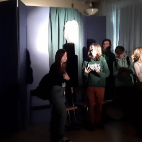 Młodzież rozmawia na scenie.