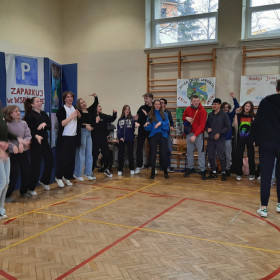 Młodzież tańczy wspólnotowy taniec.