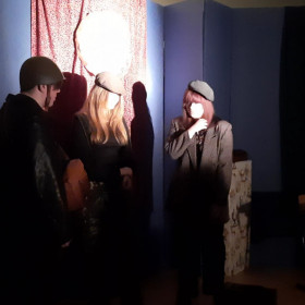Scena wojenna trzy osoby naradzają się.