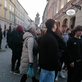 Uczniowie idą w stronę Barbakanu.