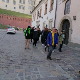 Uczniowie na tle Wzgórza Wawelskiego.