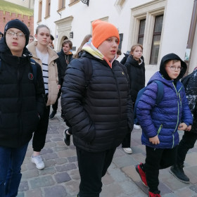 Uczniowie spacrują Drogą Królewską.