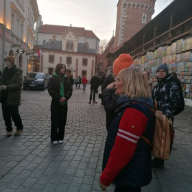 Uczniowie stoją przed Bramą Floriańską.
