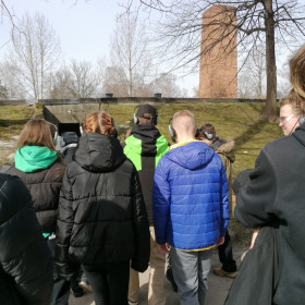 Uczniowie ziwedzają komorę gazową.