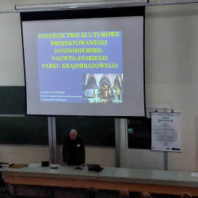 Na ekranie napis: Dziedzictwo kulturowe projektowanego Sandomiersko-Nadwislańskiego parku krajobrazowego.