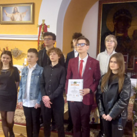 W dwóch szeregach stoją nagrodzeni uczestnicy konkursu w tle obraz Matki Bożej CzęstochowskiejKielce Miasto Legionów