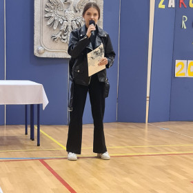 Życzenia składa przewodnicząca samorządu uczniowskiego.