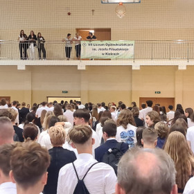 Uczniowie wychodzą na spotkania z wychowawcami.