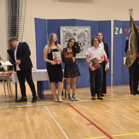 Nagrodzeni uczniowie w konkursie historycznym.