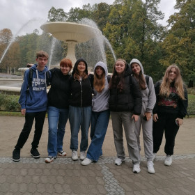 Grupa uczniów w Ogrodzie Saskim