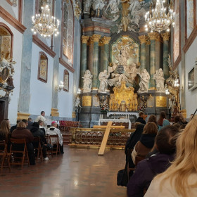 Ludzie modlą się w kościele na Jasnej Górze