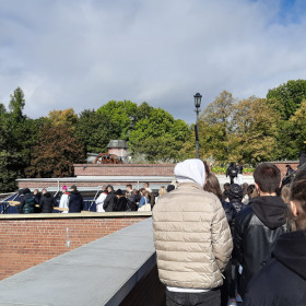 Młodzież idzie do kolejnej stacji drogi krzyżowej
