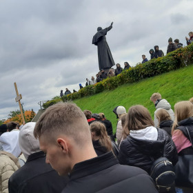 Młodzież idzie wzdłuż wałów jasnogórskich w drodze krzyżowej