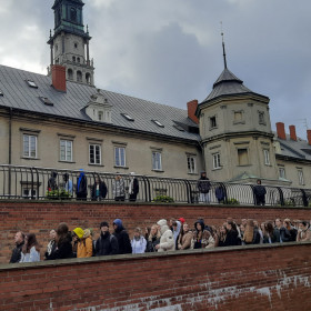 Młodzież przechodzi do kolejnej stacji