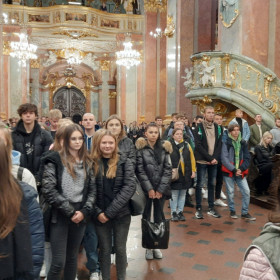 Młodzież przygotowuje się do Mszy świętej na Jasnej Górze