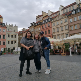 Nauczycielki stoją na tle starych kamieniczek