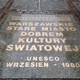 Płyta upamiętniająca włączenie Warszawskiego Starego Miasta do Światowego Dziedzictwa Kultury - Unesco w 1980 r.