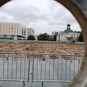 Prace budowlane (rekonstrukcja Pałacu Saskiego) na placu Piłsudskiego