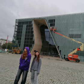 Uczennice stoją na tle Muzeum Historii Żydów Polskich