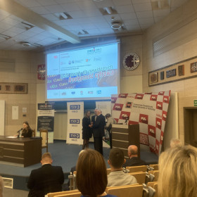 Uczestnicy słuchają konferencji