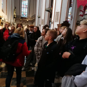 Uczniowie słuchają historii archikatedry  św. Jana