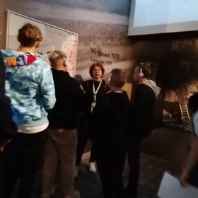 Uczniowie słuchają historii II wojny światowej i jej skutków dla Żydów mieszkających w Polsce