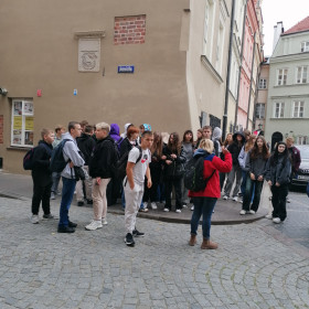 Uczniowie słuchają historii ulicy Jezuickiej w Warszawie