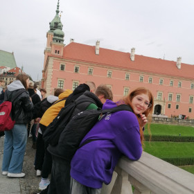 Uczniowie stoją na tle Pomnika upamiętniającego Zagładę Żydów w Gettcie