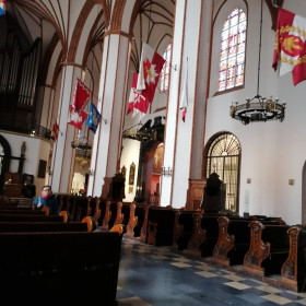 Wnętrze archikatedry zdobią historyczne chorągwie