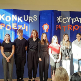 Dziesięciu uczestników konkursu na tle napisu Konkurs Recytatorski Poezji Patriotycznej.