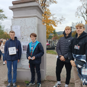 Uczniowie z klasy IIi podczas kwesty przed bramą główną na Cmentarzu w Kielcach.