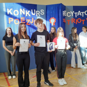 Laureaci konkursu z nagrodami i dyplomami.