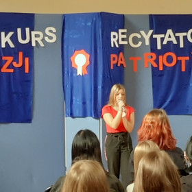 Laureatka III miejsca recytuje utwór pt. Elegia o chłopcu polskim.