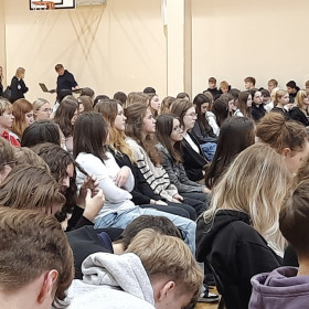 młodzież oraz nauczyciele zgromadzeni w sali