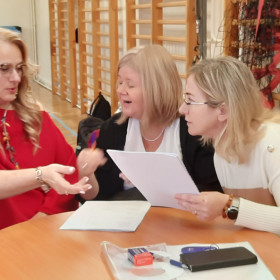 Obrady jury przy stoliku, liczenie punktów oraz wypisywanie dyplomów dla uczestników.