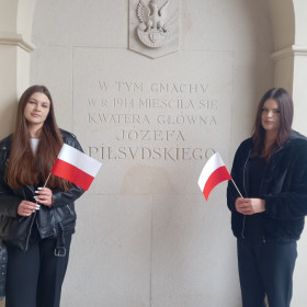 Uczennice pozują z chorągiewkami przed Muzeum Narodowym