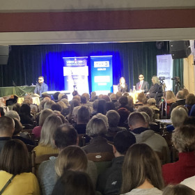 Uczestnicy słuchają konferencji